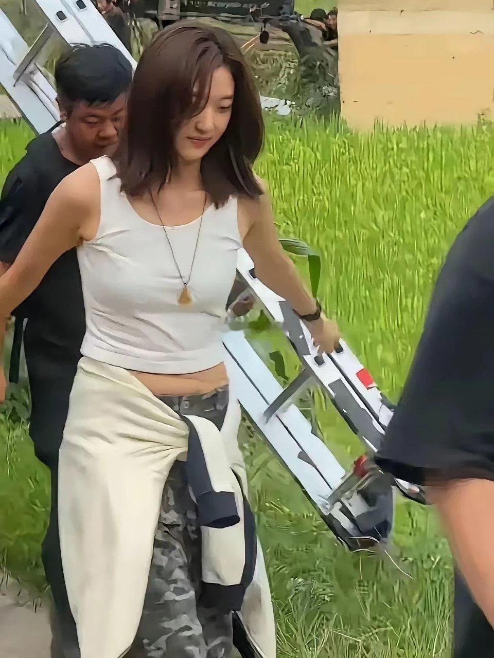 孙千肚子上的肉太真实了！ ​​​