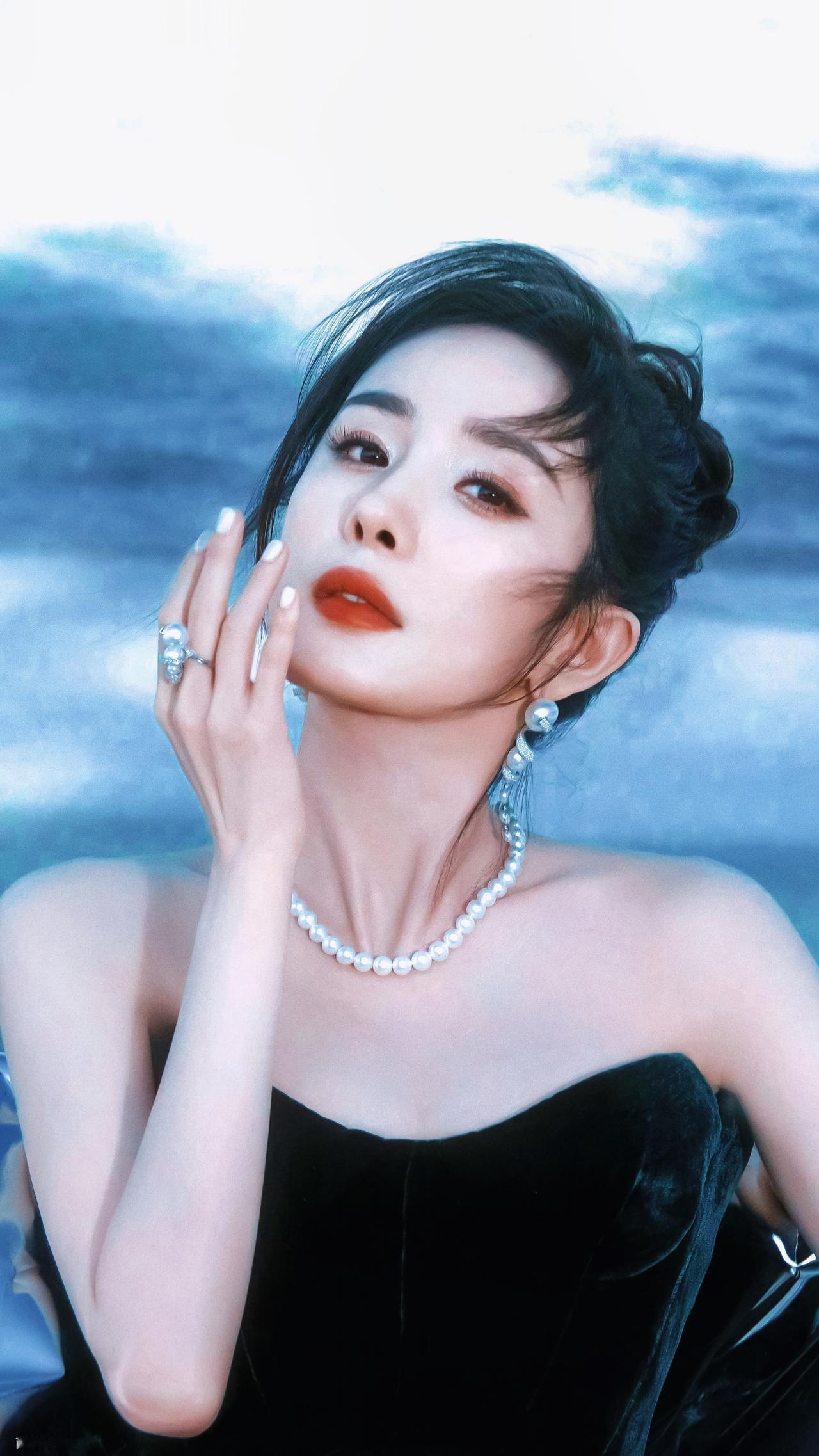 杨幂壁纸精选：黑裙美背迷人