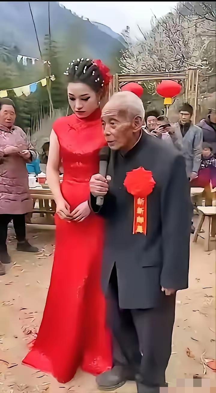 近日，目睹一场婚礼庆典，排场极为宏大，新娘明艳动人，新郎却显老态龙钟。众人见状，