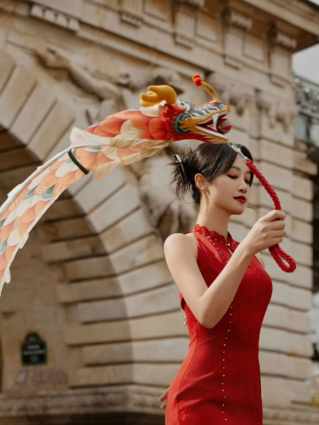 巴黎街头身穿中国红旗袍舞龙，蓝盈莹好明媚好灿烂的姐姐 ！！！ ​​​