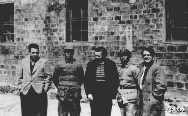 1939年在云岭新四军军部，左起:德国希伯、陈毅、加拿大护士尤恩、粟裕、史沫特莱