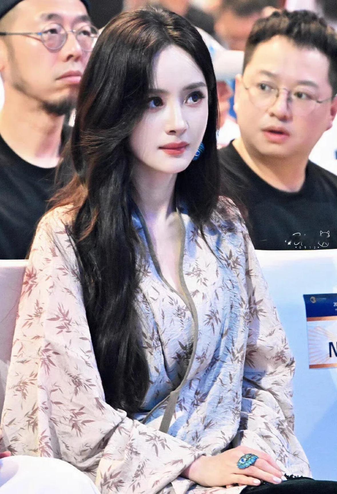 不愧是杨幂，居然把复原汉服穿得这么时尚，放在女明星里也很有时尚感 ​​​