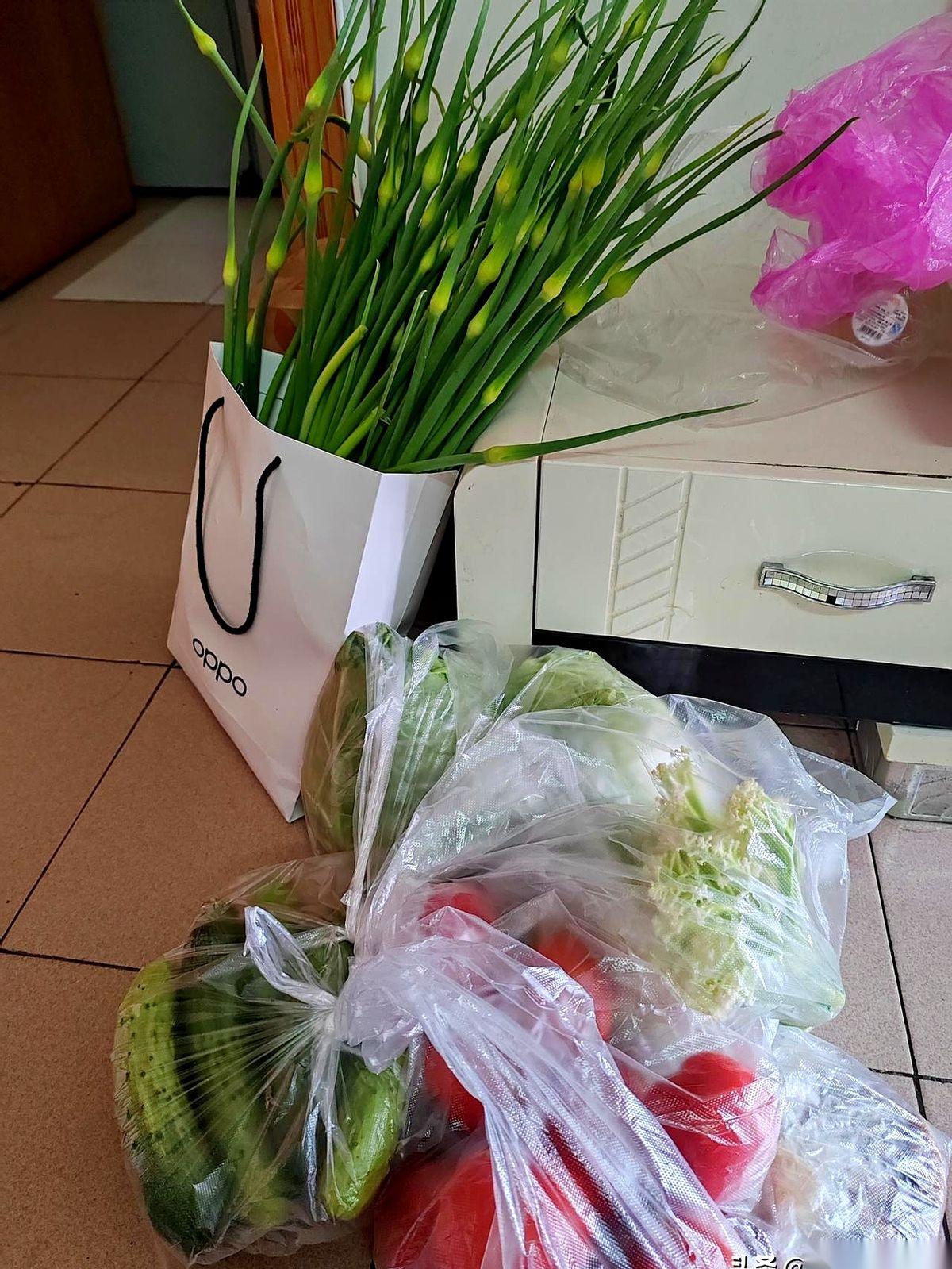 刚办出院，就听说隔壁床的老爷子，昨天下午被拖回家等死了。
听护士站的人说，他儿子