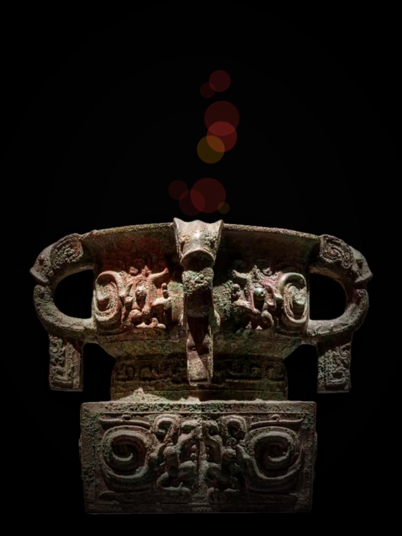 西周·天亡簋。凡祭祀，共簋——《周礼·地官·舍人》 
天亡簋高24.2厘米，口径21厘米，底径18.5厘米，名列《第三批禁止出境展览文物目录》，中国国家博物馆藏 
簋是盛装粮食的祭祀礼器，商朝晚期已出现，但与商人重酒不同，周人重食，西周开始，簋成为仅次于鼎的核心礼器 
“天亡簋”属于方座簋，这种簋下连铸方禁的形制是西周才开始出现的
主纹饰“蜗体兽纹”也为周人原创，这种形象与蜗牛很像，但蜗牛头看起来更像当时的龙头，在蜗牛壳中还伸出一只四指的爪，身躯向两个方向盘旋如蜗牛的壳
这种纹饰虽为西周所创，但存留时间很短