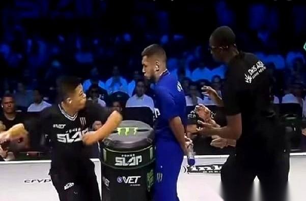 一口气堵在胸口，不上不下。
眼睁睁看着赵洪刚，一个练家子，就那么直挺挺地站着，硬