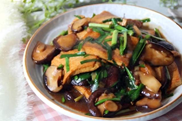 豆腐别总炖汤了，加它俩大火一烧，外焦里嫩，比吃肉还解馋