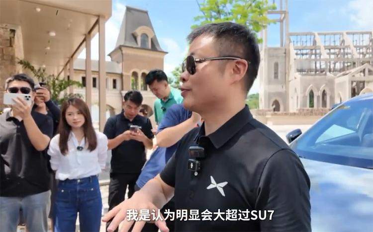 何小鹏与雷军商量过G7和YU7上市时间何小鹏预测小米YU7市场表现，销量将大大超