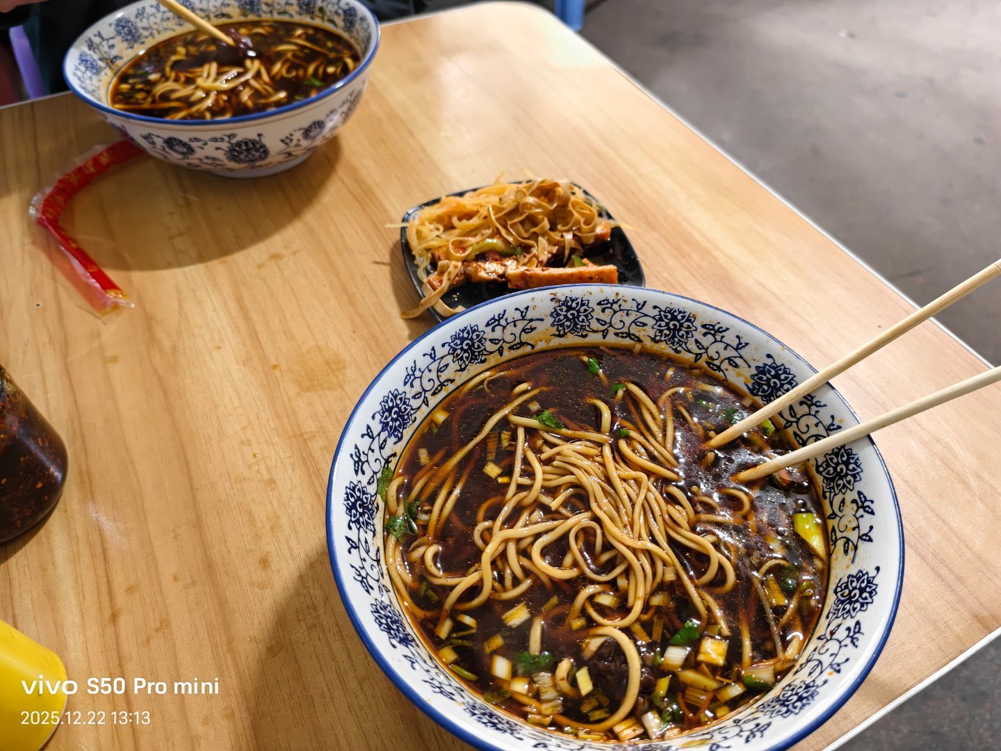 每次来这个苍蝇馆都要靠运气，老板下午三点下班前。不定时的休假。屋内就五张桌子来晚