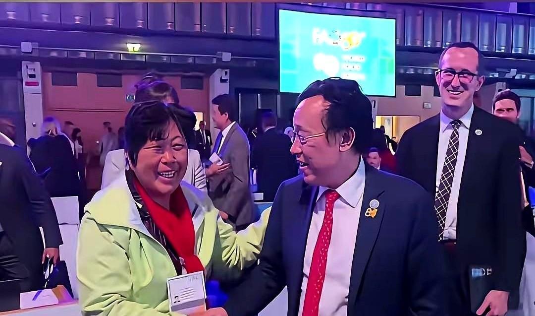 六十岁的殷玉珍没带翻译也没带助理，一句英语不会，一个人拎着行李飞到了罗马。
 