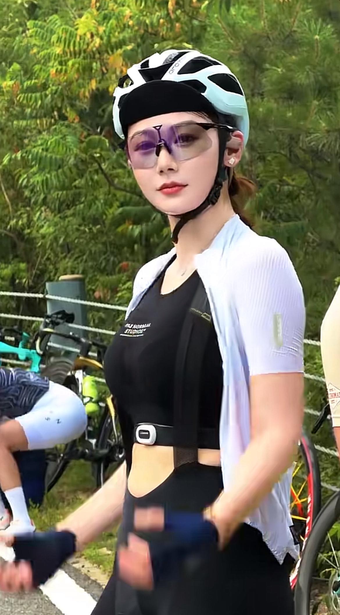 最近刷街总能碰到穿亮色骑行服的姑娘，公路车轱辘转得飞快，风把帽檐带起来的样子真的