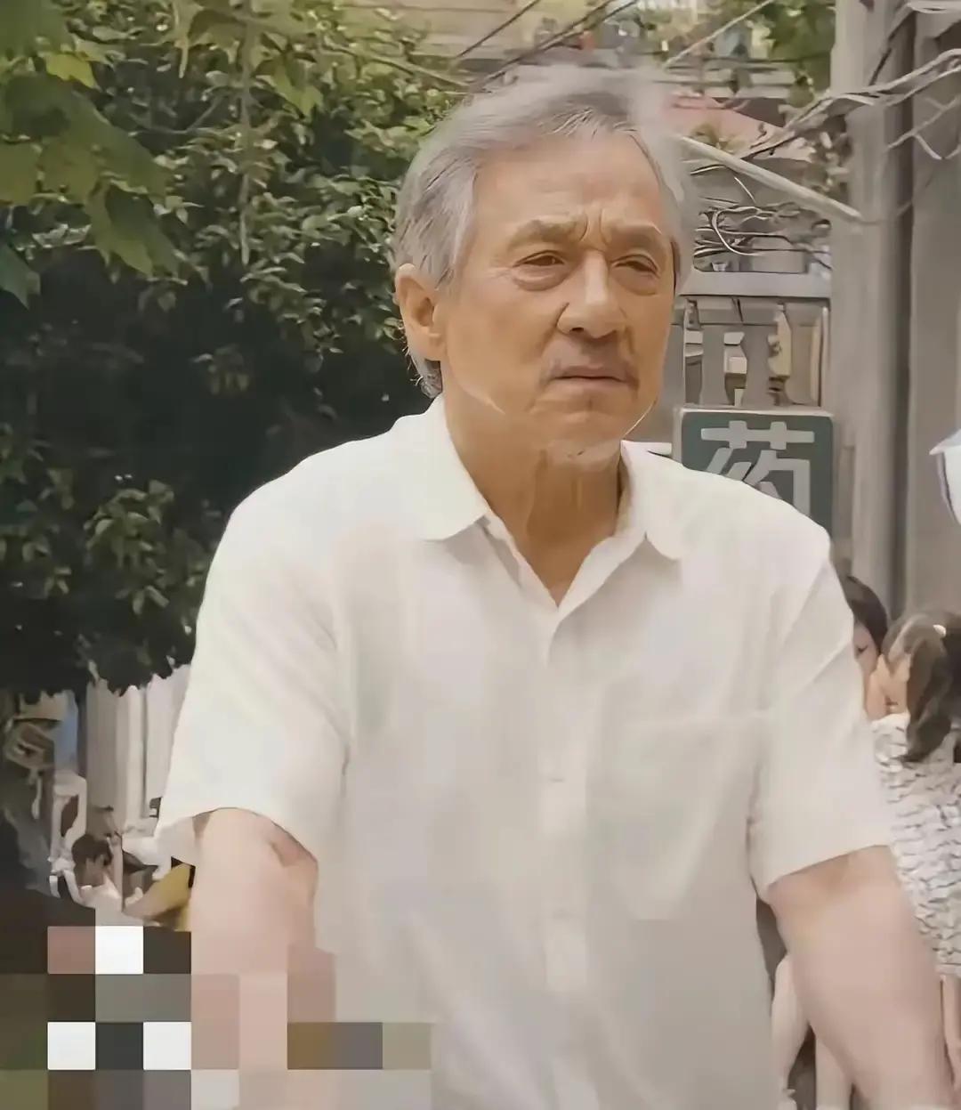 70岁成龙最怕的，是儿子不回微信
 
他上周在北大演讲，手机突然弹出一条“爸爸早