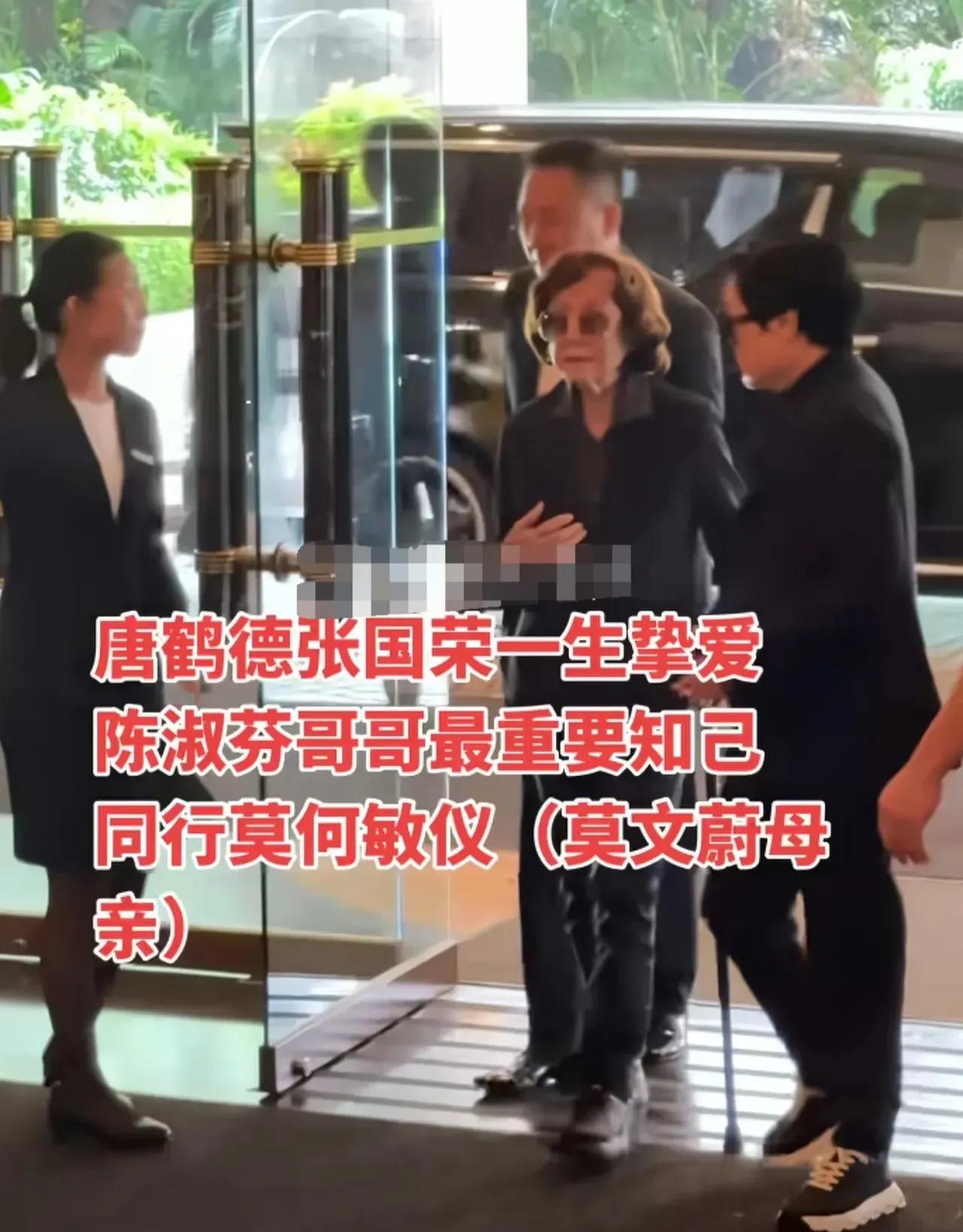 莫文蔚的妈妈应当是很尊重施南生的，不然也不会需要人搀扶的情况下，还去参加施南生的