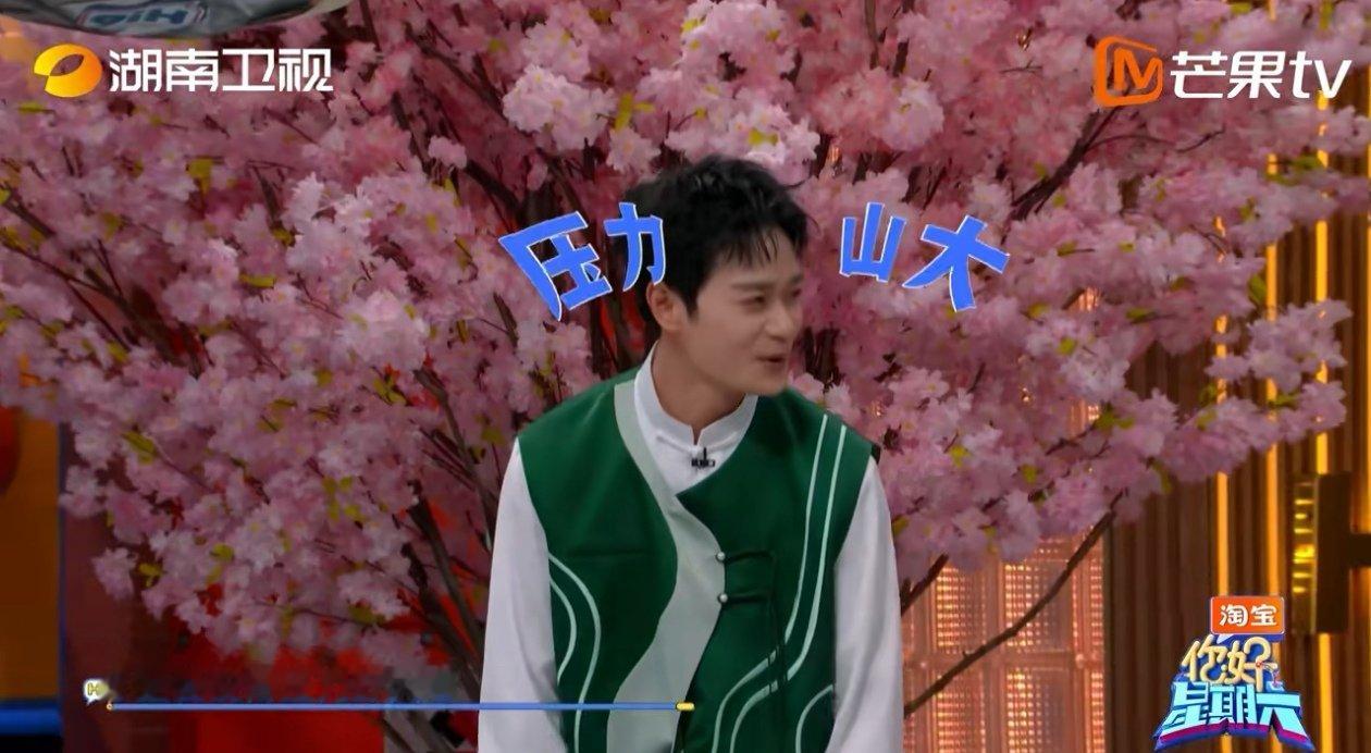 曹骏玩游戏连鼻孔都在用力你好星期六 曹骏在“锅盖锵锵锵”游戏里挑战1米8高度，这