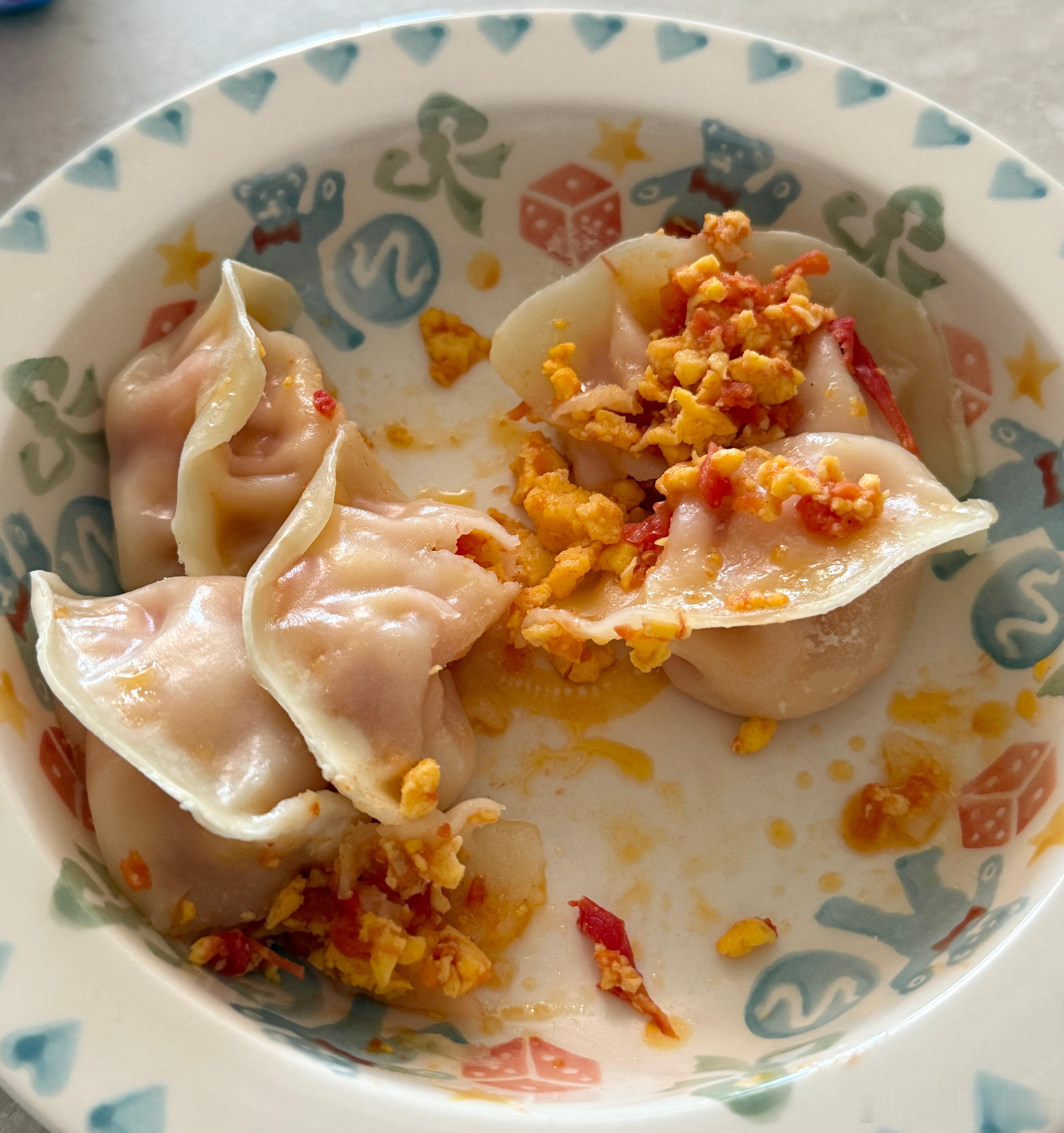 这饺子给我干破防了，煮了爱漏，蒸了又粘在盘子上抠不下来，抠一肚子气[兔子]我的日