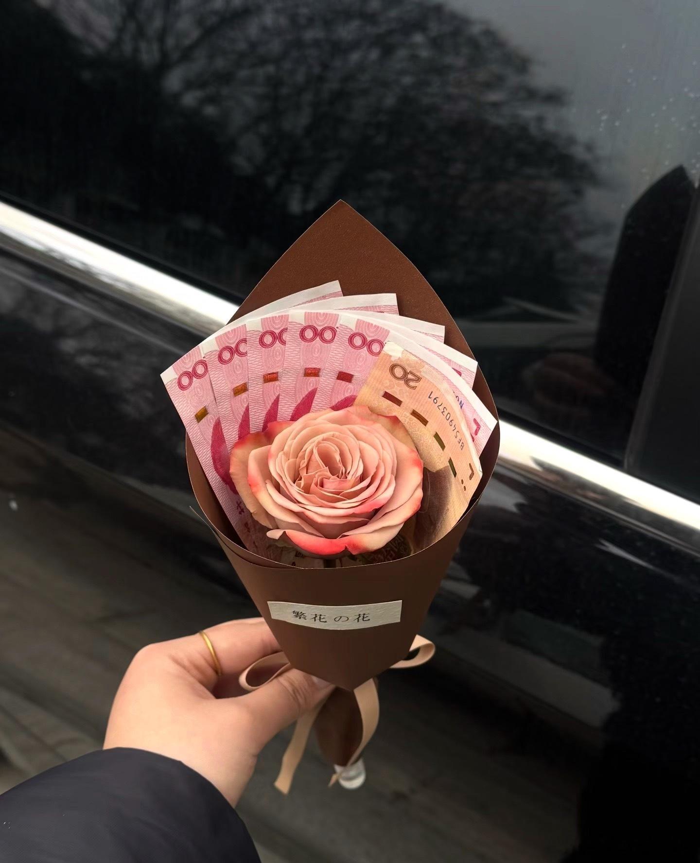 我猜，应该是现在很多人懒得装了。幸福不幸福自己知道，没必要非得摆拍发圈。有人陪就