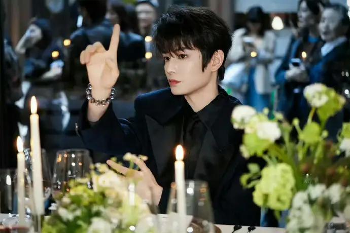 丁禹兮把水晶手串拆了送粉丝丁禹兮你这和送定情信物有什么区别。谁也没有想到，温柔细