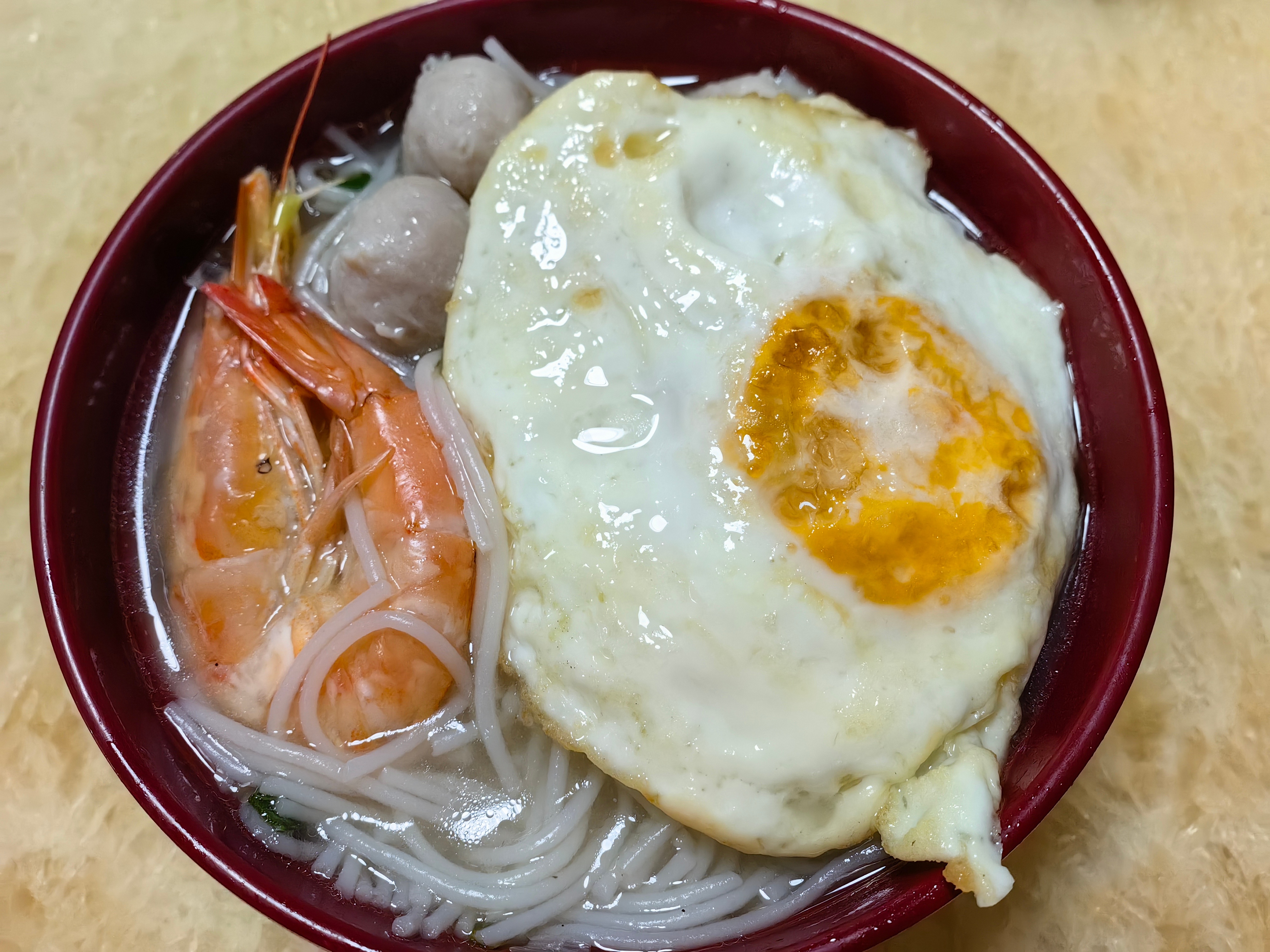 每日一餐分享米粉汤，鲜虾，煎荷包蛋，肉丸，花菜。 ​​​