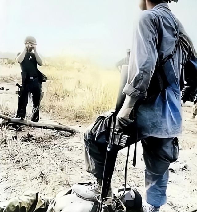 1972年，一个越南女兵的尸体静静躺在战场上，美军士兵为了炫耀，不仅扒掉她的裤子