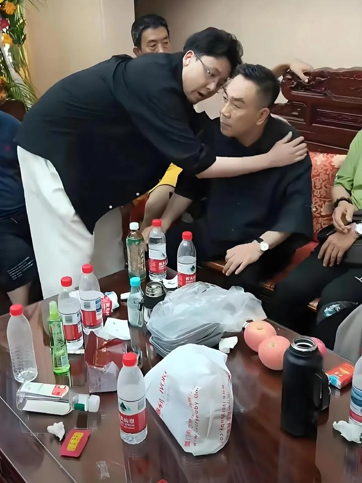 杨进明不计前嫌吊唁杨少华，“窍神”钱诚一身是胆现身丧礼！
昨日，曾与杨议因名额问