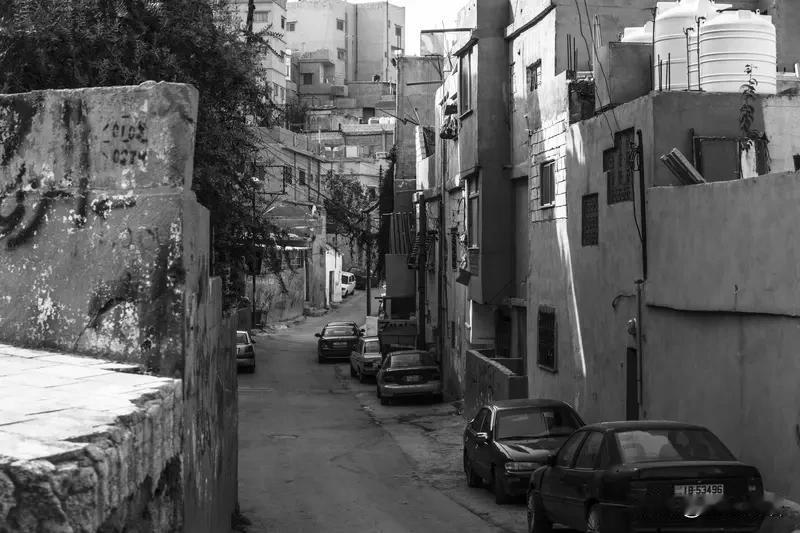 炮火之下平民最无辜，家园被炸、生计全断，日常变成躲空袭、缺粮缺水。孩子没法上学，