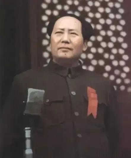 1959年，毛泽东回到韶山。吃饭时，他起身向一个人敬酒，那个人慌忙站起来说:“主