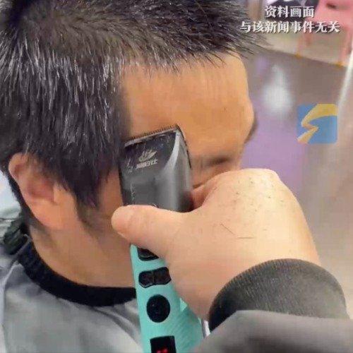 有这么个事儿，挺有意思的。就是有个外甥，大年初二的时候，因为发型被舅舅嫌太邋遢，