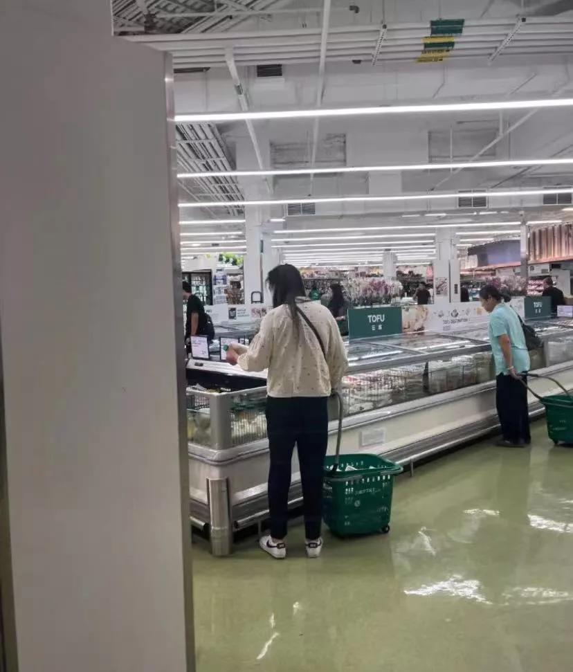 56岁王祖贤现身加拿大超市，依然气质爆棚
现年56岁的80年代女神王祖贤，自20