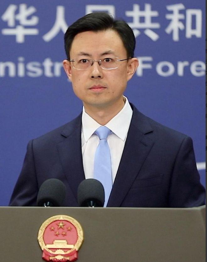 一支由“亚伯拉罕·林肯”号航母打击群领衔的美军编队，正以罕见的密度和高调姿态逼近