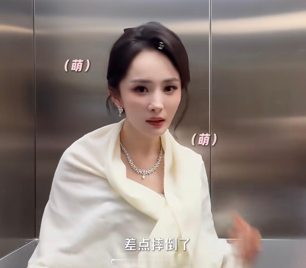 杨幂平地摔杨幂下回别再拍了倒也没摔成，只是神图又多了一张而已，还有一个事，幂姐，