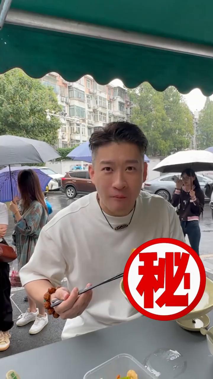 好吃，特别鲜。今天我在南京带大家吃一个牛肉的蟹黄包，看着就好吃。瞧里边这人烟火气