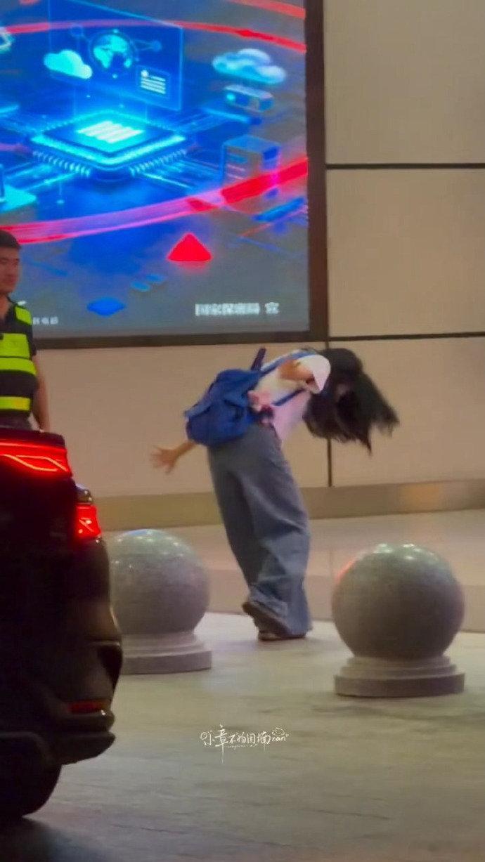 章若楠鞠躬转圈 捕捉一只玩开心了的小女孩了 背着小书包萌萌的转圈！ 