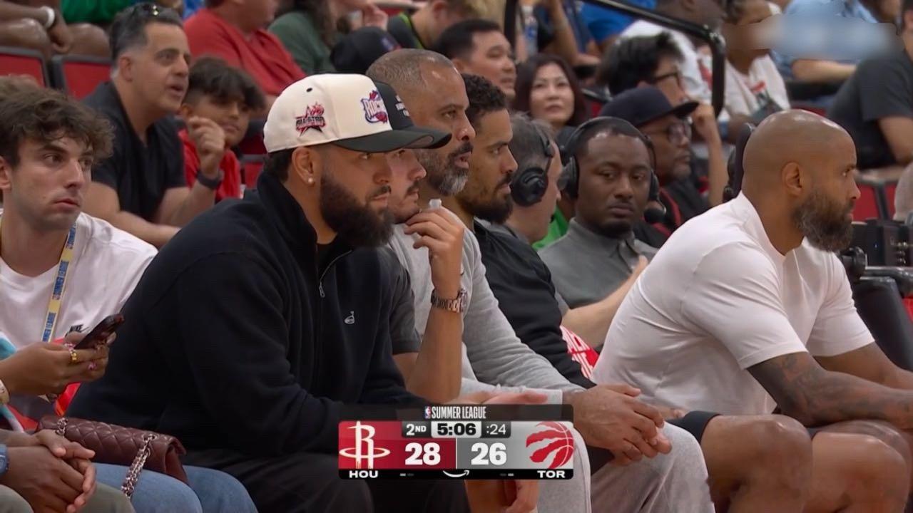 今天范弗利特和谢泼德、乌度卡一起坐在场边观战👀休斯顿火箭2026nba夏季联赛