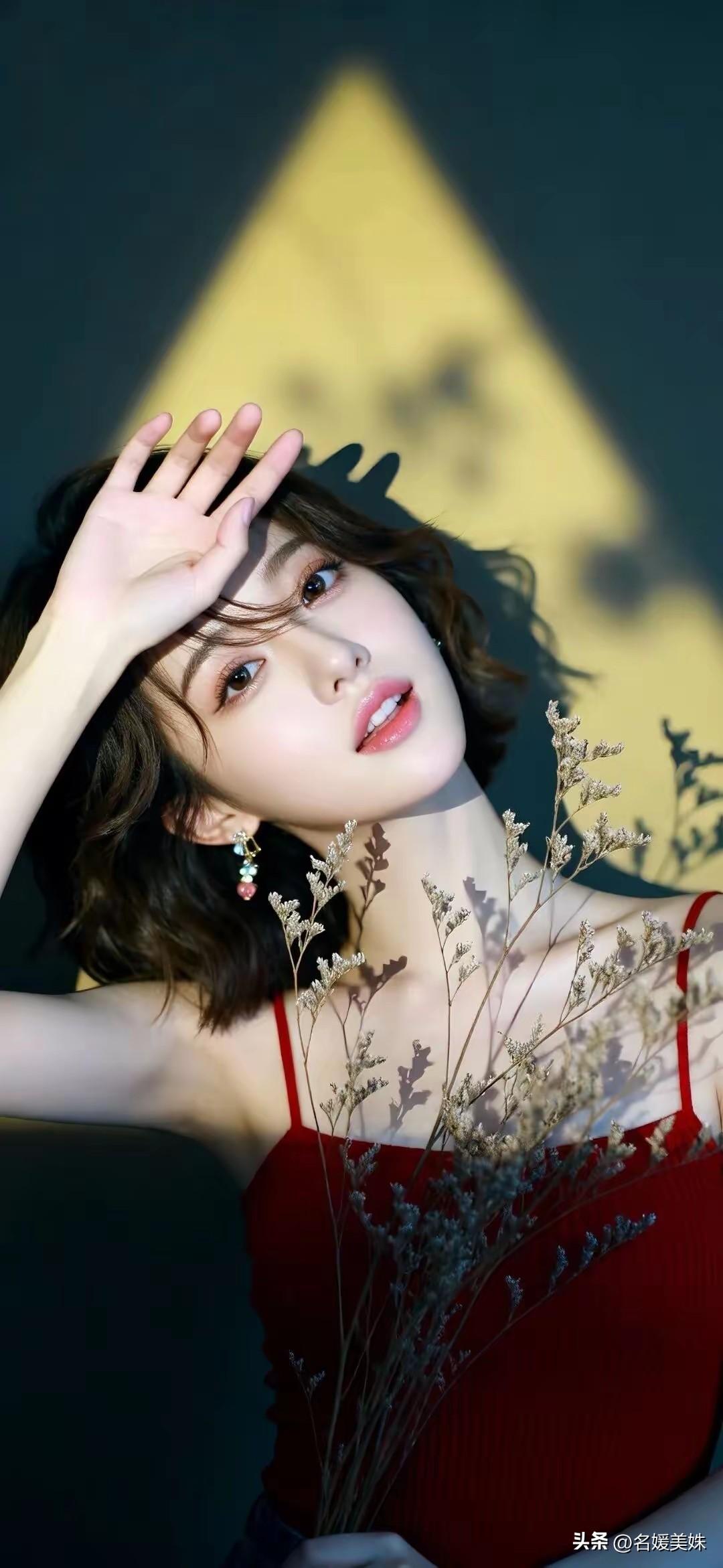 内心在混乱中长大的人，
才渴望秩序；
三观被现实震碎过的人，
更要求极简。