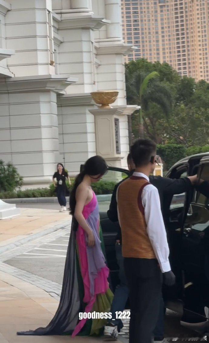 单依纯上车摔倒了单依纯摔倒了 湾区升明月上班路上的小意外太揪心，水灵灵的妹妹可千