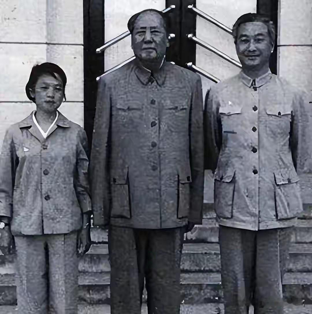 这是1965年毛主席重回井冈山时的珍贵合影，身旁左侧是保健护士长吴旭君，右侧为警