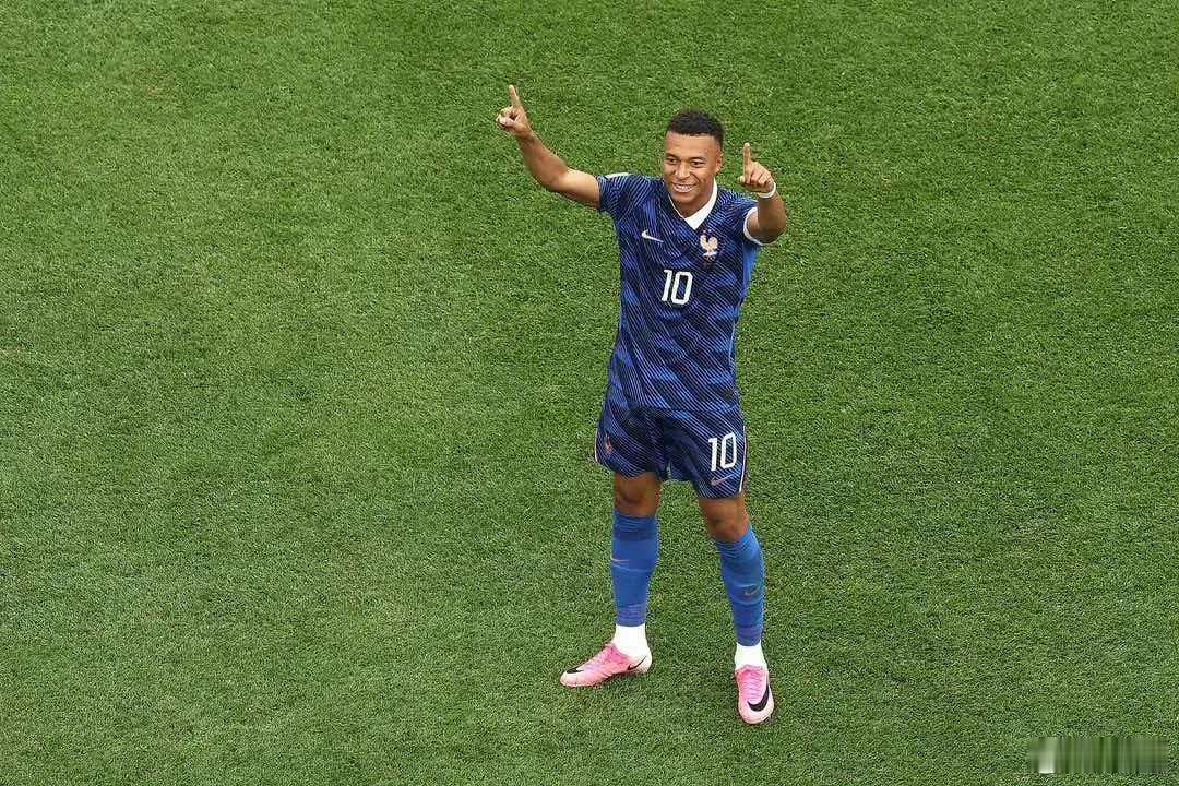 姆巴佩16场世界杯比赛打入15球世界杯小组赛I组第2轮，法国对阵伊拉克，姆巴佩在