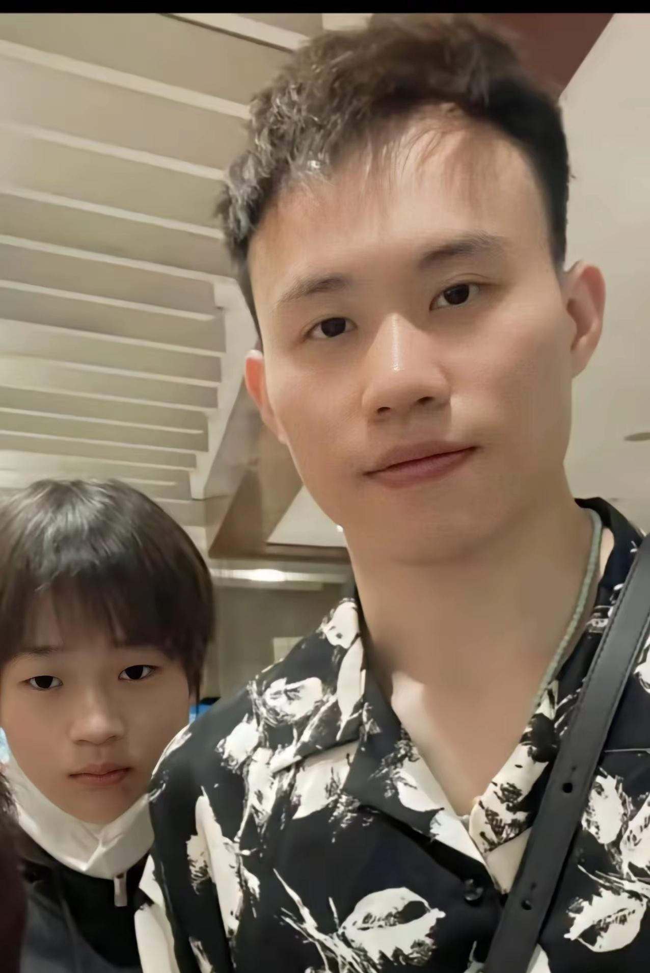 全红婵、谢思埸同框出镜！
当婵宝再一次站到“杏哥”身旁，早已出落得亭亭玉立。
 