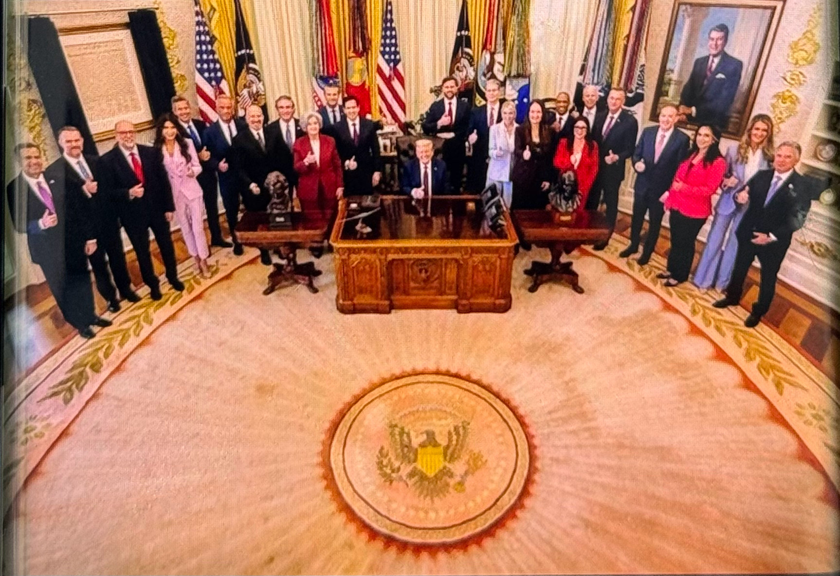 突发事件：被美国民主党指责为草台班子的全貌！白宫刚刚发布了一张新照片，照片中特朗