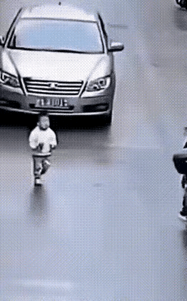 外卖骑手的这一撞，快递小哥的这一扑，救了小男孩一命，挽救了两个家庭。
小男孩和家