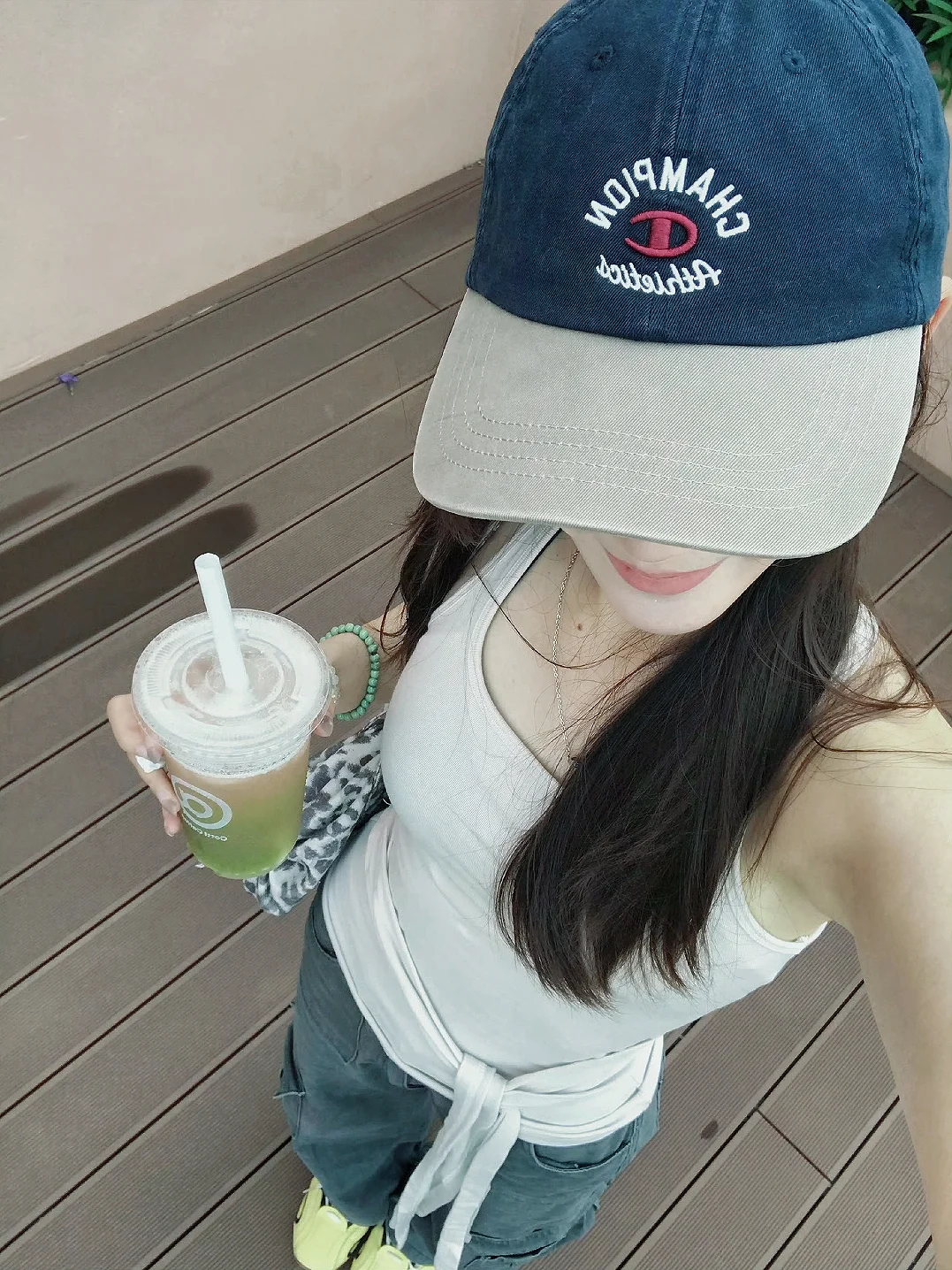 简单的白背心，宽松的牛仔裤，还有我最爱的Champion帽子。今天也是...