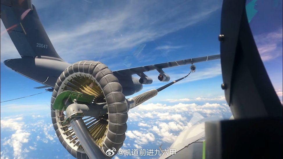 使用岸基空中加油机为舰载机补给，算是一定程度上节约了携带量有限的航空燃油。这次部