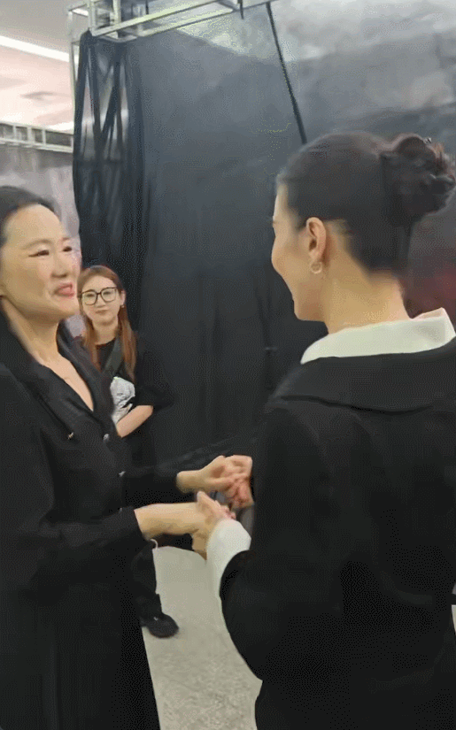宋佳咏梅 甄嬛沈眉庄行礼在导演之夜颁奖礼后台，宋佳（利落西装）与咏梅（温婉长裙）