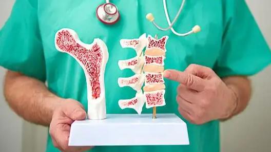 强烈建议骨质疏松的人多运动！

很多老人一查出骨质疏松，立马就不敢动了，出门怕摔