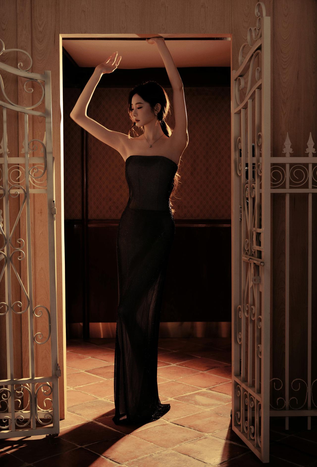 张艺凡这套造型真的把“清冷贵气”焊在身上了！一袭黑色网纱抹胸长裙，细闪在光影里流