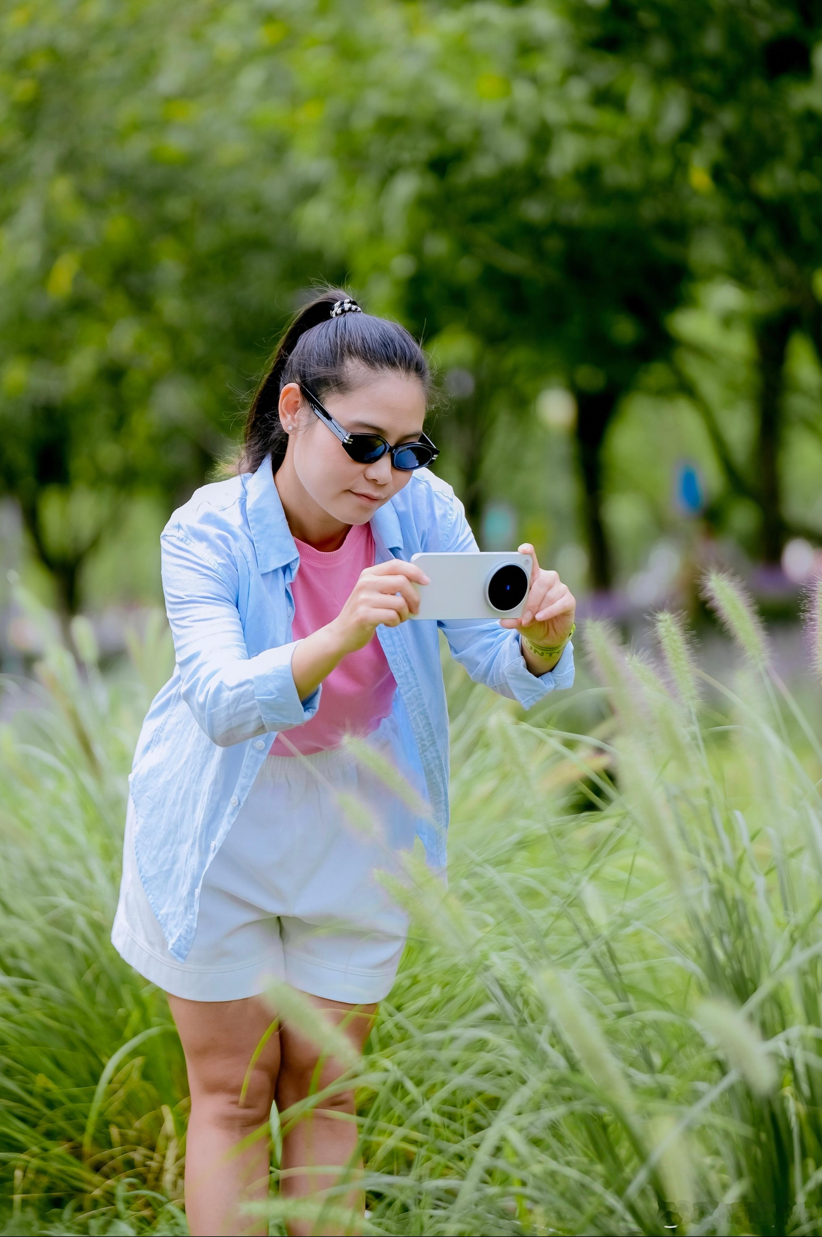 带上神机去旅拍，提前拿到vivoX500pro Max 机身大小很合适，女生单手