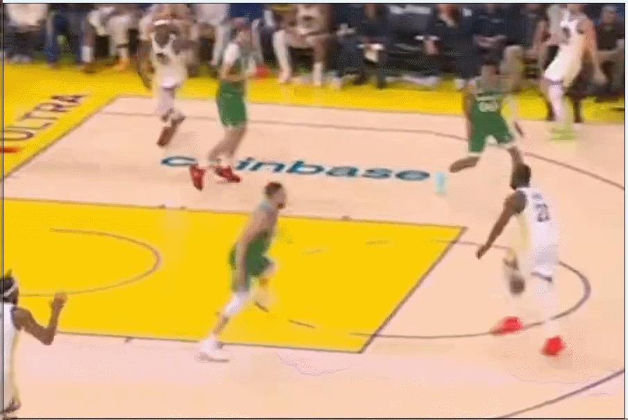 空篮不投！追梦你到底想干啥？
在今天NBA圣诞大战勇士对阵独行侠的第二节比赛中，