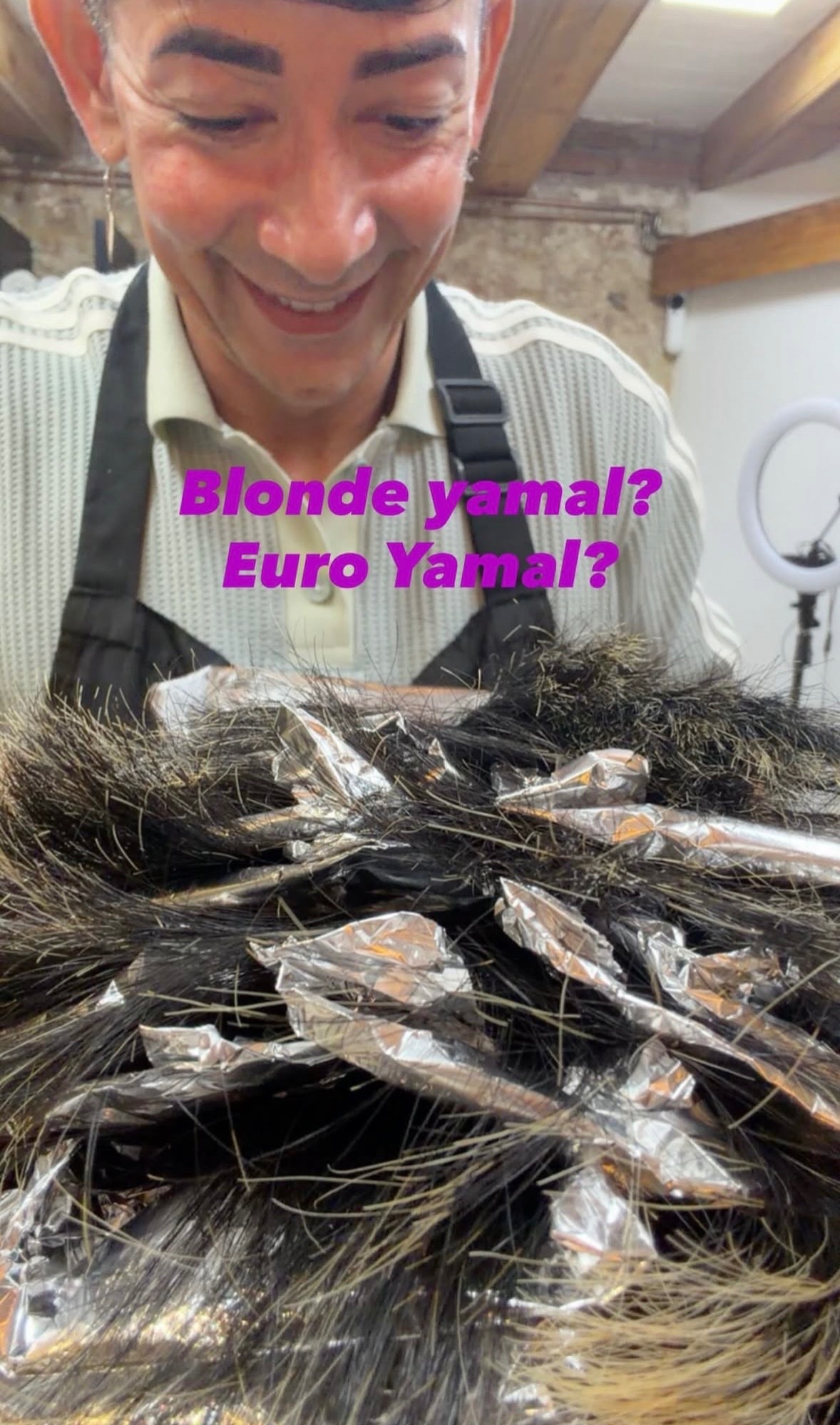 亚马尔ins 更新自己在理发店，暗示为世界杯改为金色发型💈： 金发亚马尔？ 欧
