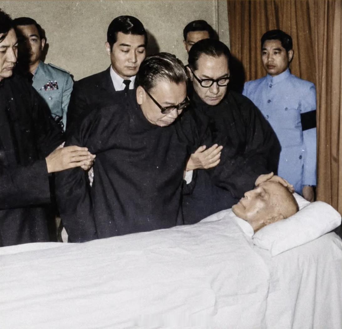 1975 年4 月9 日，台北荣民总医院，蒋介石即将移灵国父纪念馆。入殓前，蒋经