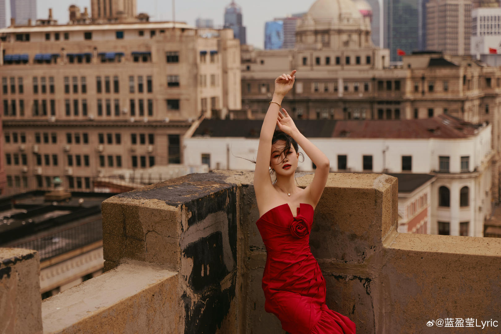 蓝盈莹把红毯穿身上了蓝盈莹这红毯走着走着咋穿身上捏 《电视剧品质盛典》 一眼沦陷