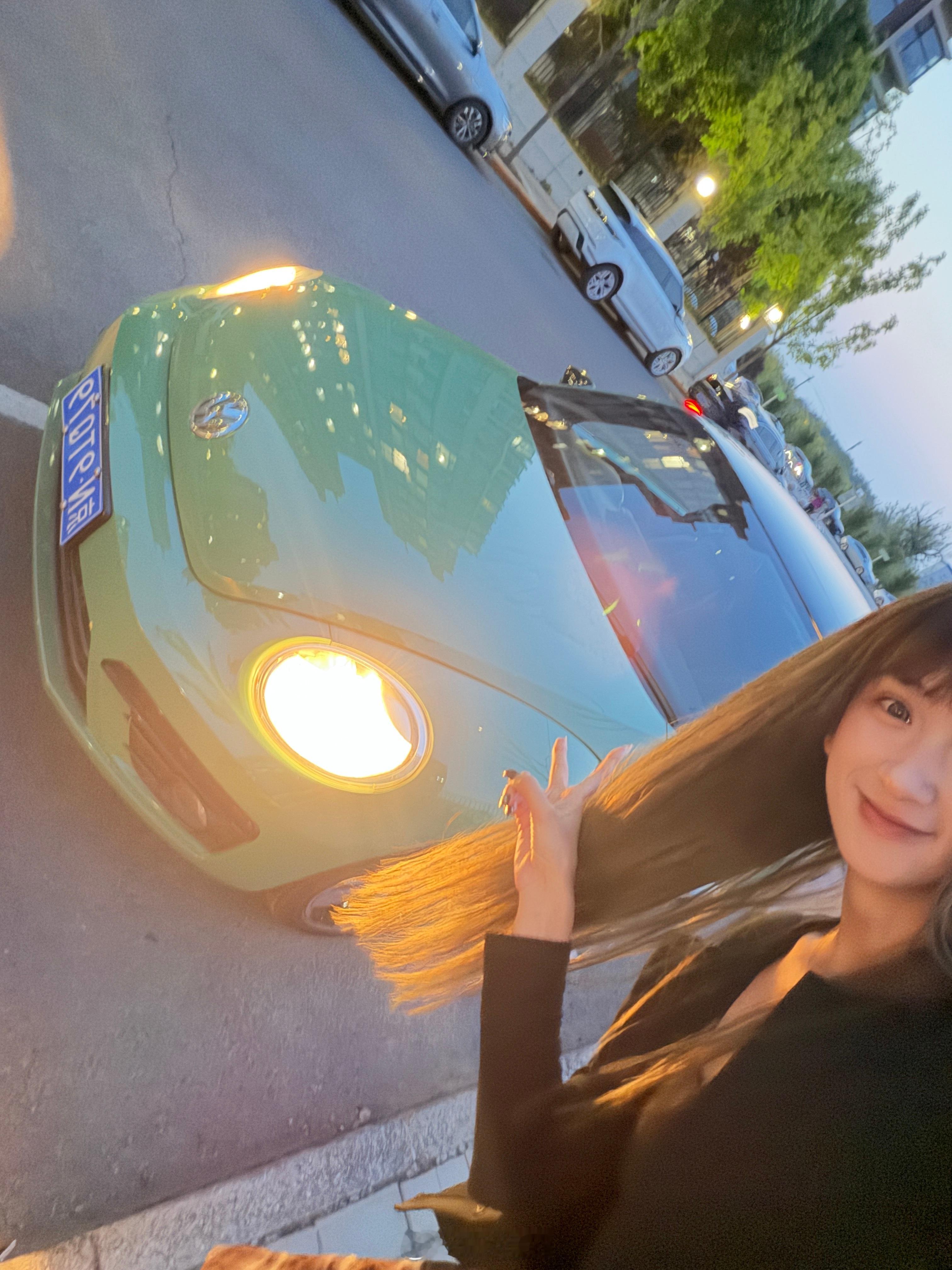 那是六年前 我拥有的人生第一台车我自己买的 其实后面的车也都是我自己赚钱买的我好